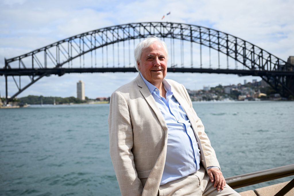 Ein weißer Mann mit weisen Haaren vor einer Brücke in Sidney