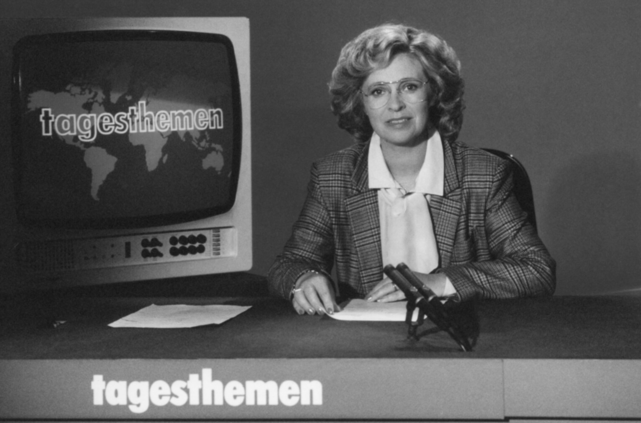 Hannelore Gadatsch bei der Moderation einer Fernsehsendung. Sie ist in schwarz weiß zu sehen.