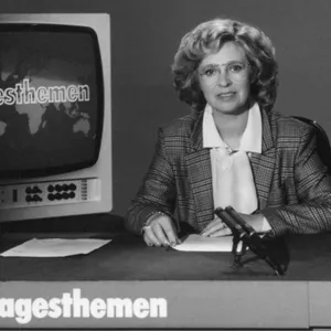 Hannelore Gadatsch bei der Moderation einer Fernsehsendung. Sie ist in schwarz weiß zu sehen.