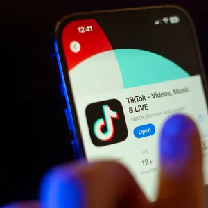 Tiktok ist vor allem bei jungen Menschen beliebt – doch Kritiker sehen die App als Instrument der hybriden Kriegsführung Chinas.