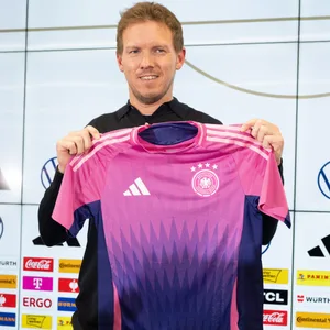 Julian Nagelsmann zeigt das neue Auswärtstrikot des DFB.
