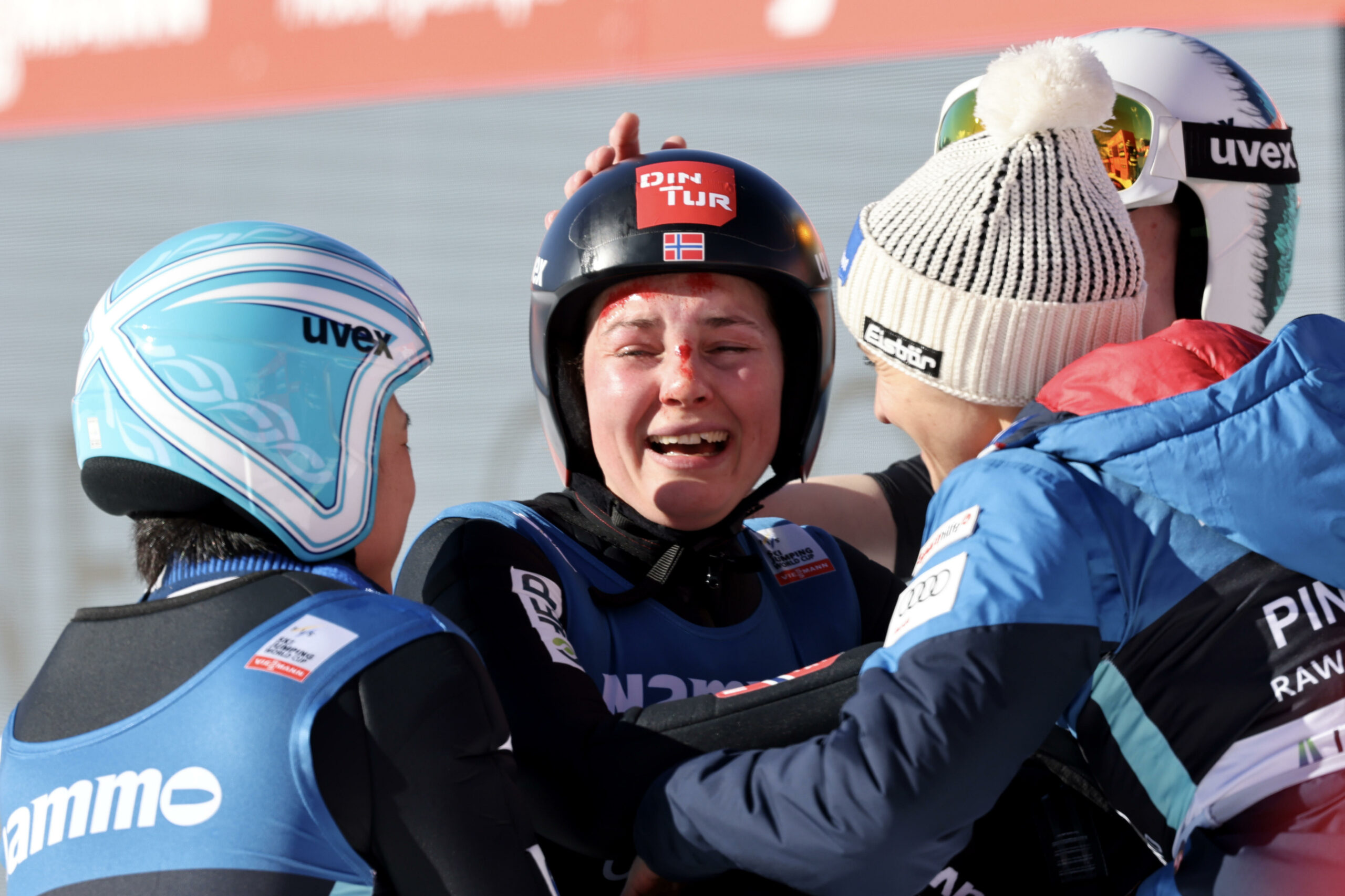 Silje Opseth freut sich über ihren Weltrekord mit aufgeschürftem Gesicht.