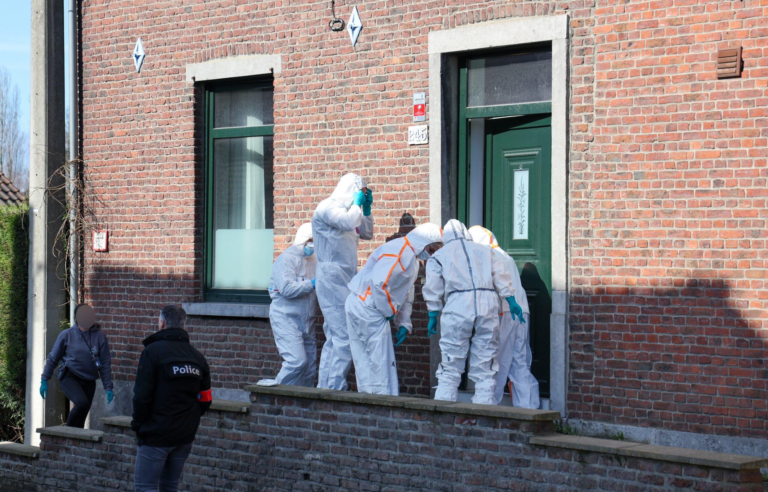 Polizisten untersuchen den Tatort in Charleroi.