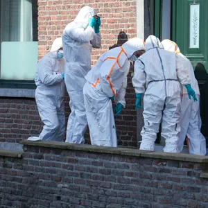 Polizisten untersuchen den Tatort in Charleroi.