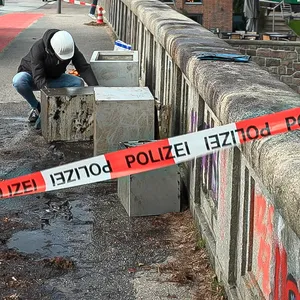 Mehrere aufgebrochene Tresore hat die Hamburger Polizei aus der Alster gefischt.
