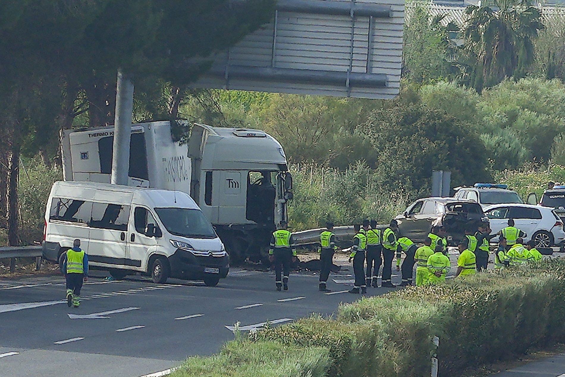 Rettungskräfte an der Unfallstelle in der Nähe von Sevilla.