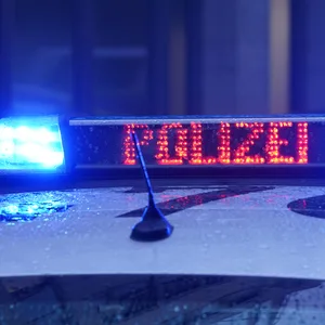 Ein Schild auf dem Polizei steht