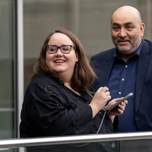 Ricarda Lang (l) und Omid Nouripour auf einer Terrasse