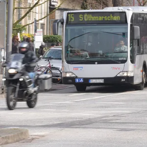 Ein Bus fährt auf der Straße