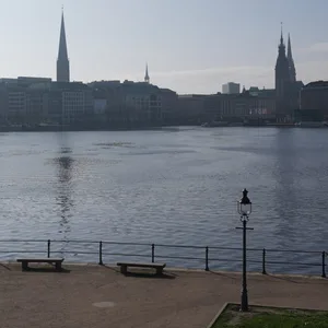 Um die Binnenalster soll am Donnerstag eine Menschenkette gebildet werden – als Zeichen gegen Rassismus.