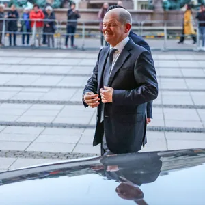 Bundeskanzler Olaf Scholz (SPD) kommt zur Eröffnung der Leipziger Buchmesse im Gewandhaus.