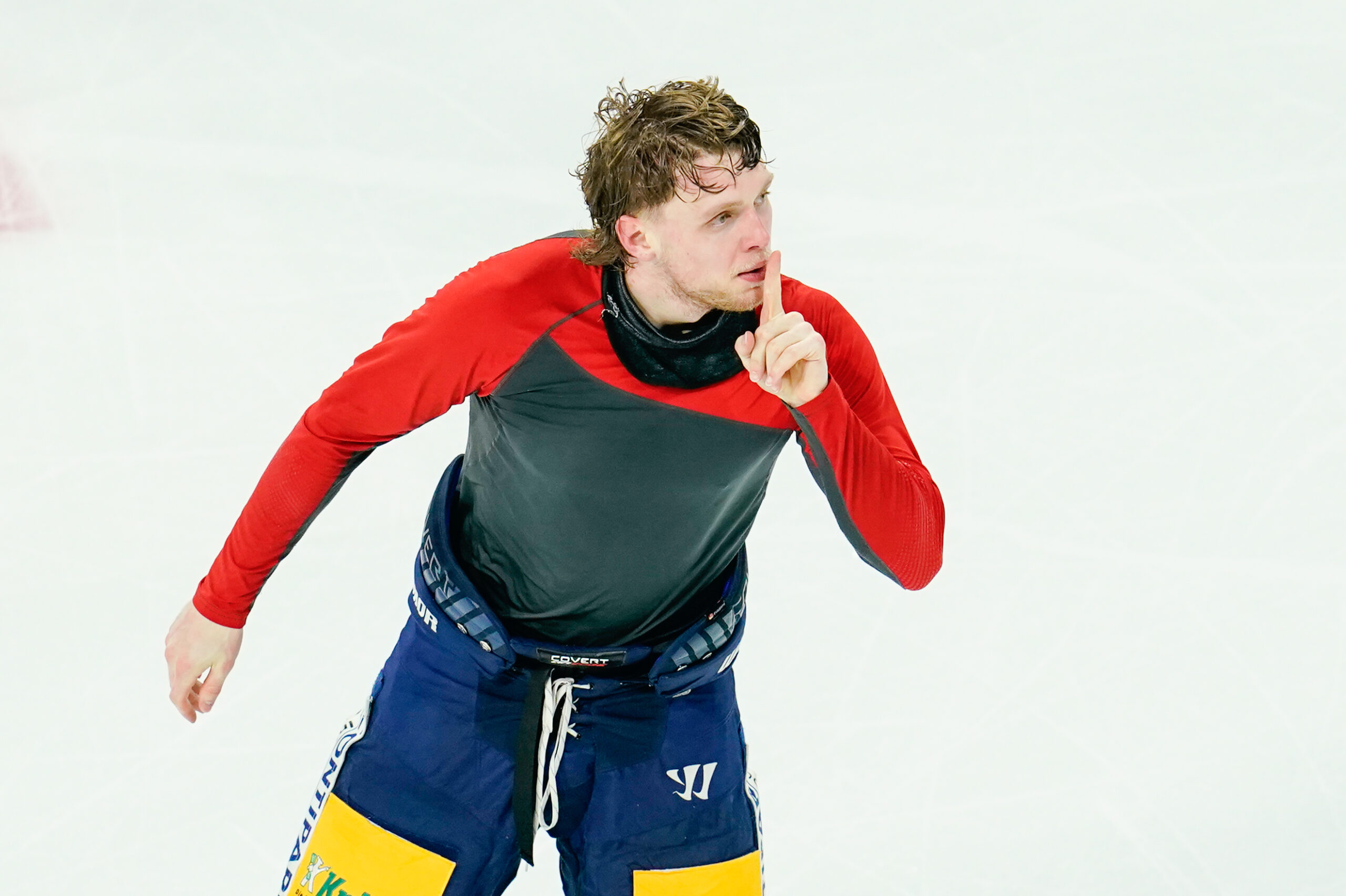 Lean Bergmann hält sich einen Finger vor den Mund