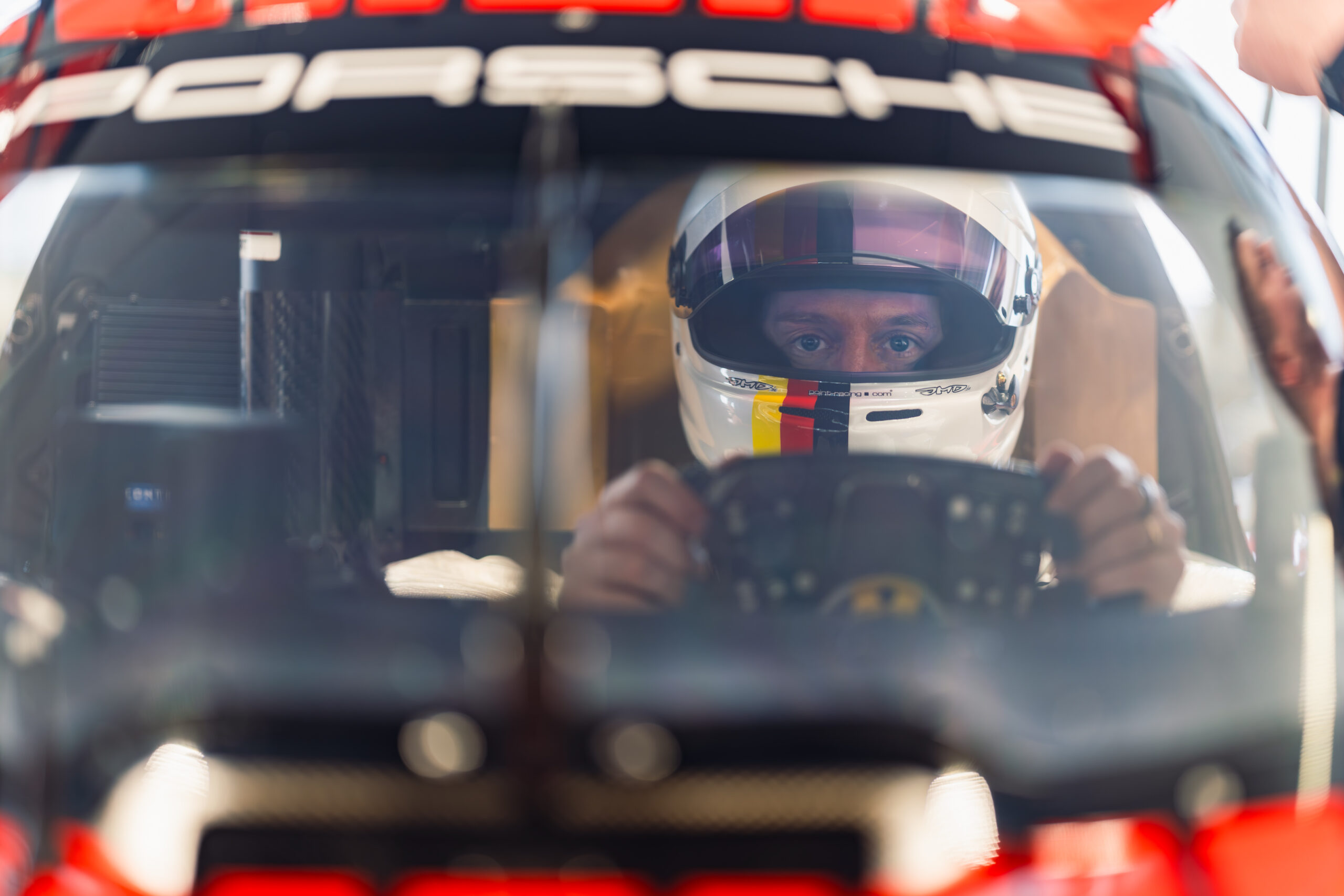 Sebastian Vettel am Porsche-Steuer