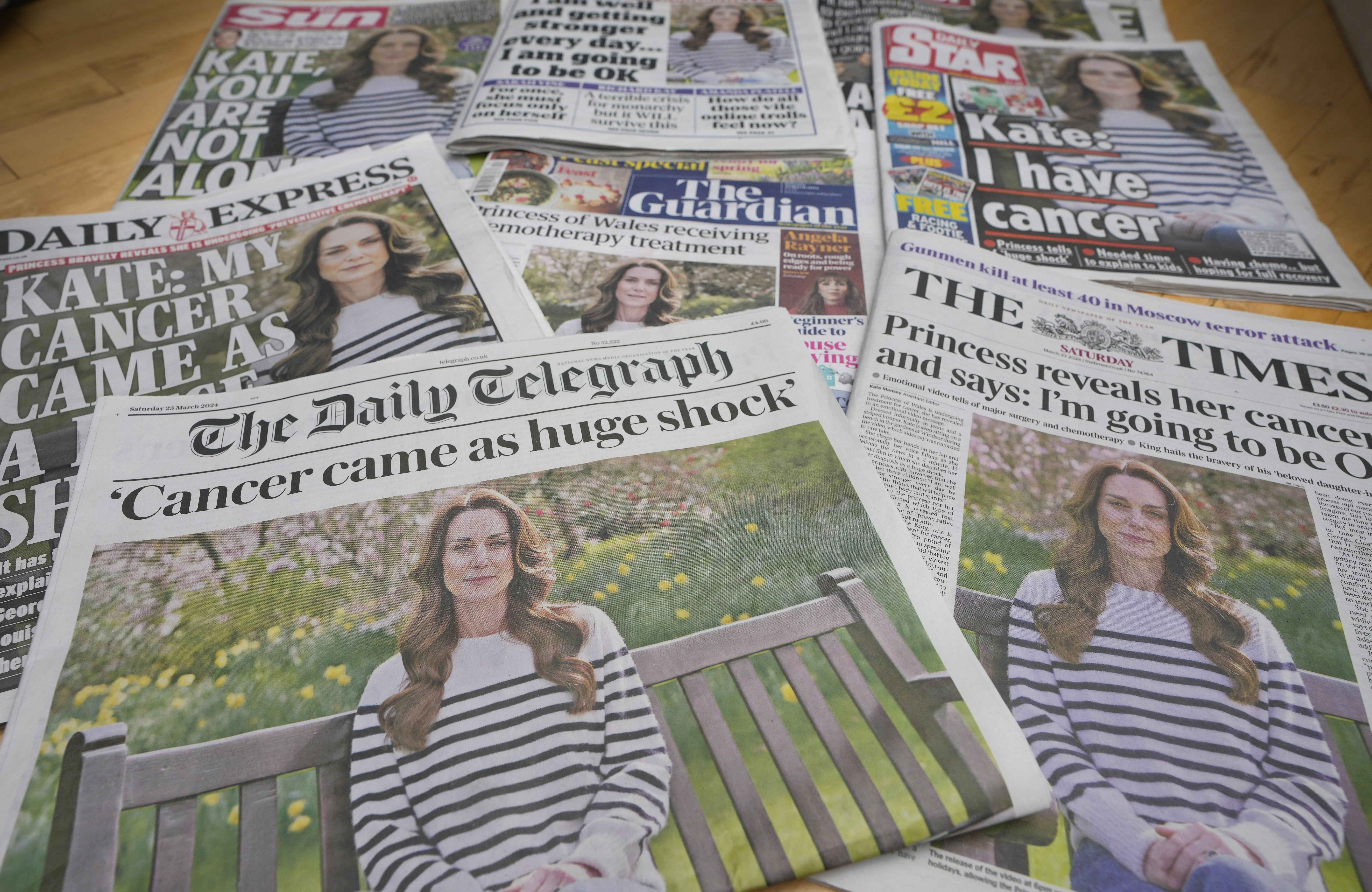 Zusammenschnitt der Titelseiten einiger britischer Tageszeitungen.