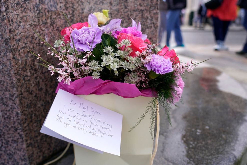 Einige Royal-Fans ließen am Schloss Windsor Blumen nieder.