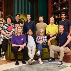 Die Teilnehmer der fünften Staffel von „LOL“ auf einer Couch vor einer Fernsehkulisse
