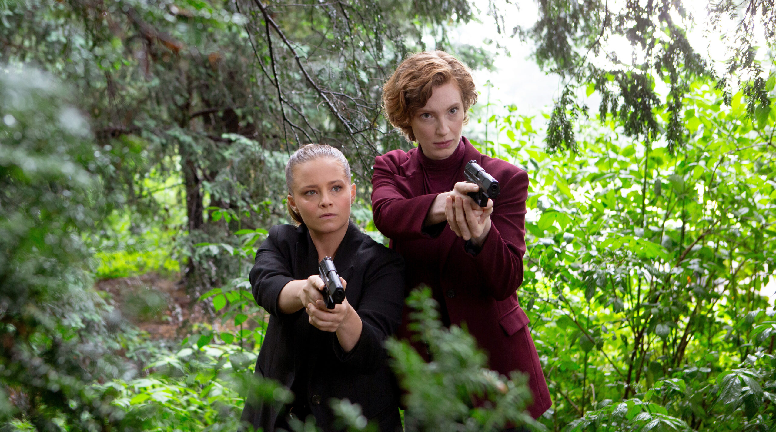 Der Fund einer Leiche führt die Bremer Ermittlerinnen Liv Moormann (Jasna Fritzi Bauer, l) und Linda Selb (Luise Wolfram) in den Wald.
