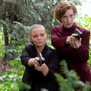 Der Fund einer Leiche führt die Bremer Ermittlerinnen Liv Moormann (Jasna Fritzi Bauer, l) und Linda Selb (Luise Wolfram) in den Wald.