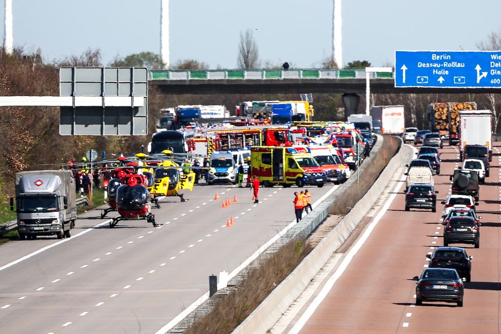 Vier Tote und mehr als 30 Verletzte – warum raste der Flixbus in die Böschung?