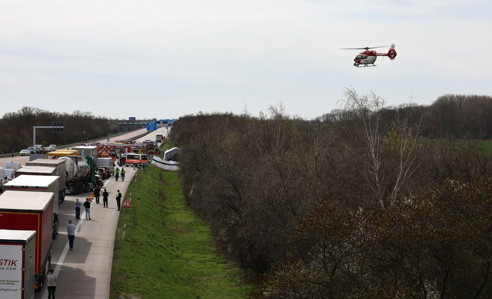 Mehrere Rettungshubschrauber sind im Einsatz.