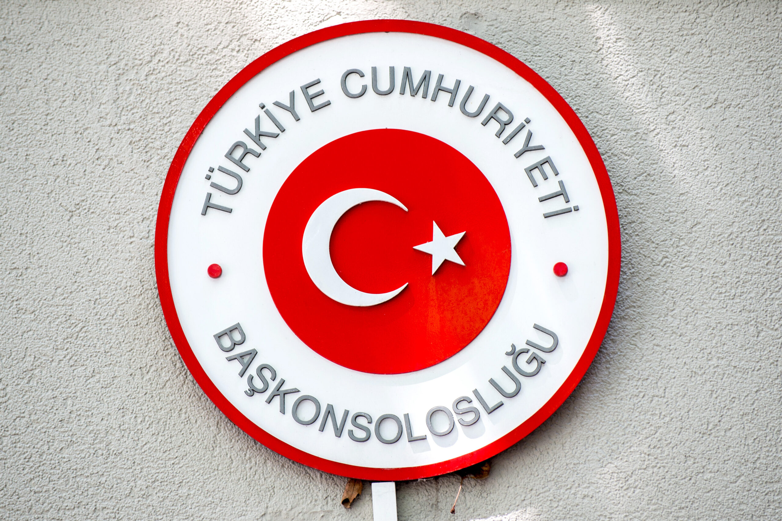 Das Schild des Konsulats mit dem Halbmond in der Mitte