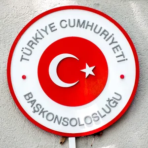 Das Schild des Konsulats mit dem Halbmond in der Mitte