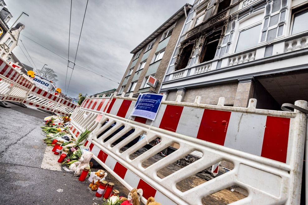 Blumen und Kerzen liegen vor dem Brandort in Solingen nach dem Pressestatement der Staatsanwaltschaft Wuppertal zum tödlichen Brand in Solingen.