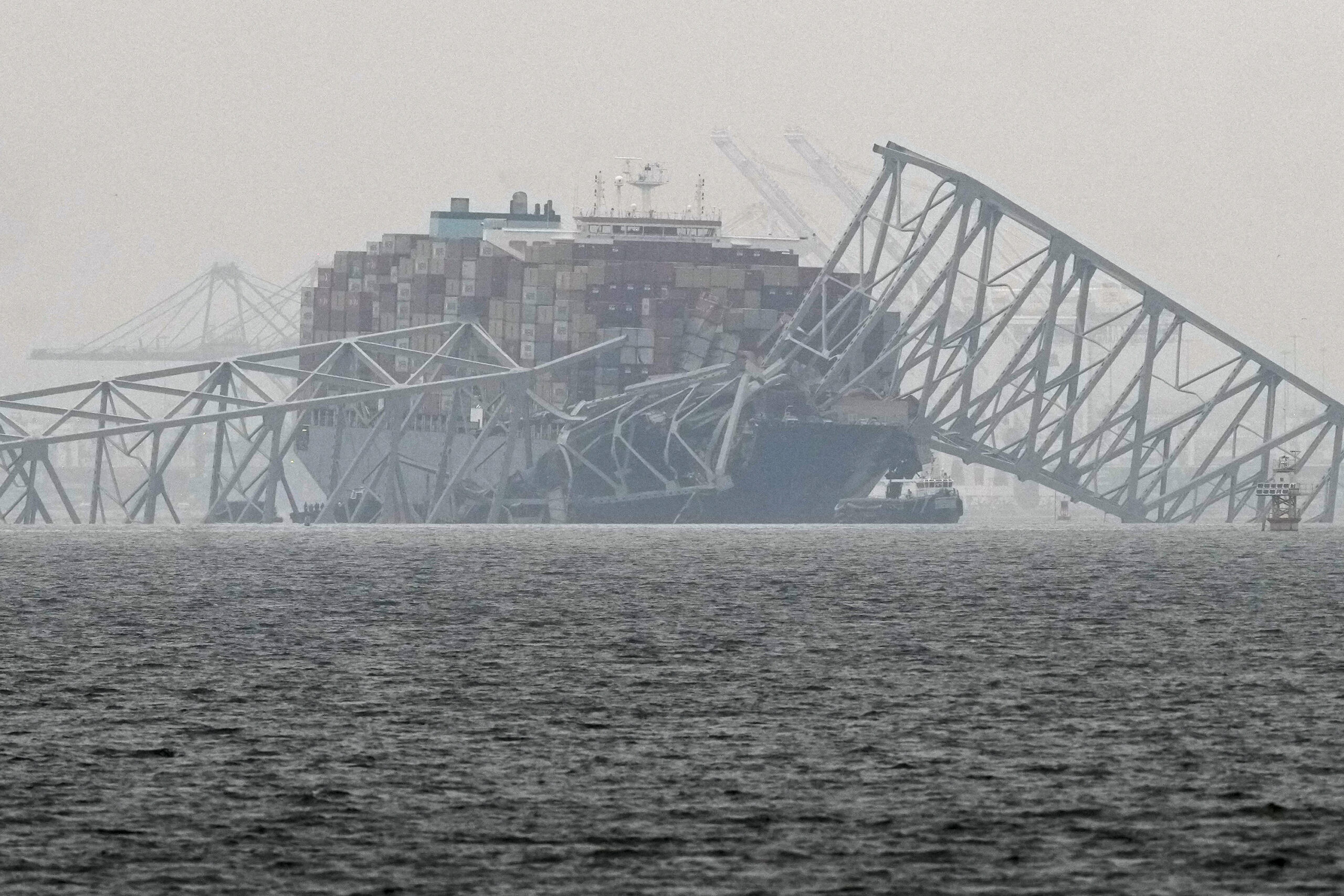 Containerschiff hat Brücke gerammt