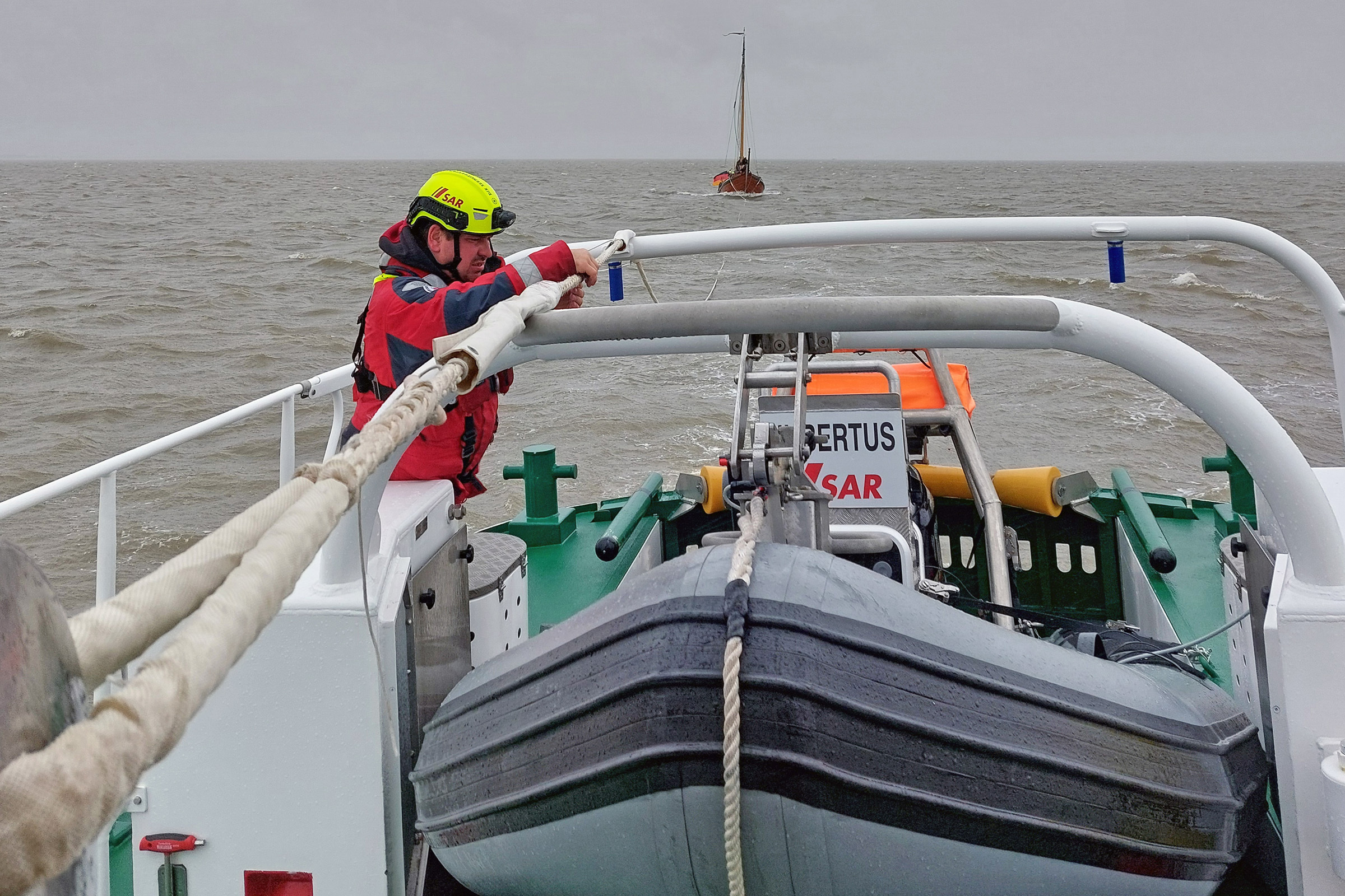 Seenotrettungskreuzer «Eugen» der Deutschen Gesellschaft zur Rettung Schiffbrüchiger (DGzRS) ist im Einsatz zu einem havarierten Plattbodenschiff vor der Nordsee-Insel Norderney.