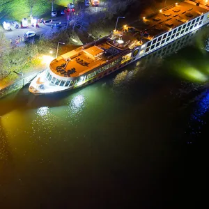 Eine Luftaufnahme zeugt das Flusskreuzfahrtschiff