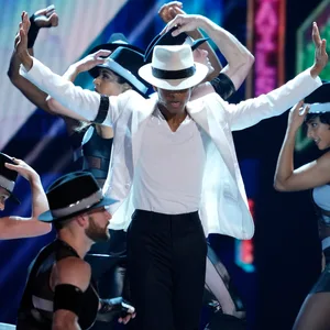 Myles Frost, Schauspieler aus den USA, und die Besetzung von «MJ» treten bei der 75. jährlichen Tony-Verleihung in der Radio City Music Hall in New York auf.