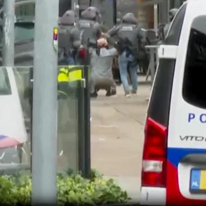 Der Täter kniet bei der Festnahme vor den Spezialkräften der Polizei.