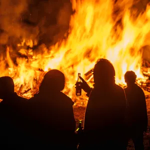 Der Rauch eines Osterfeuers ist in Kiel wohl Auslöser eines großen Feuerwehreinsatzes in einer Klinik gewesen.