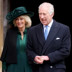 Charles trug einen dunklen Mantel und eine blaue Krawatte mit kleinen Schiffsmotiven. Camilla kam im grünen Outfit mit