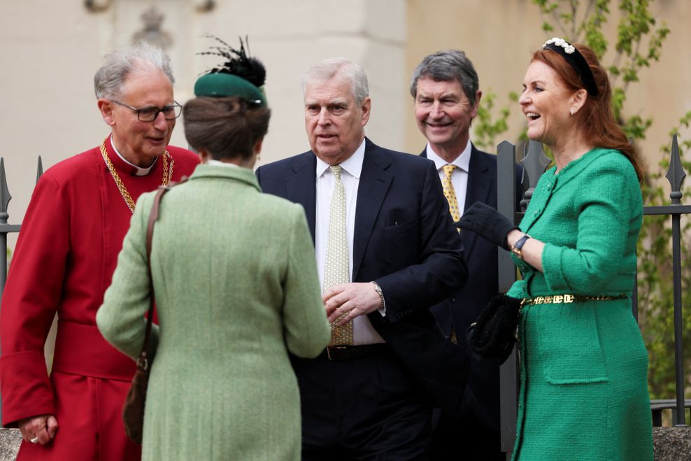 Prinzessin Anne (2.v.l-r), Princess Royal, Prinz Andrew, Herzog von York, Vizeadmiral Sir Tim Laurence, Ehemann von Prinzessin Anne, und Sarah, Herzogin von York, Ex-Frau von Prinz Andrew, unterhalten sich am Ostersonntag nach dem Ostergottesdienst in der St. George's Chapel auf Schloss Windsor.