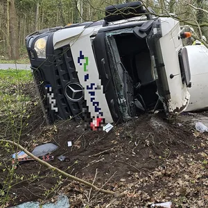 Der in den Seitenstreifen gekippte Laster.