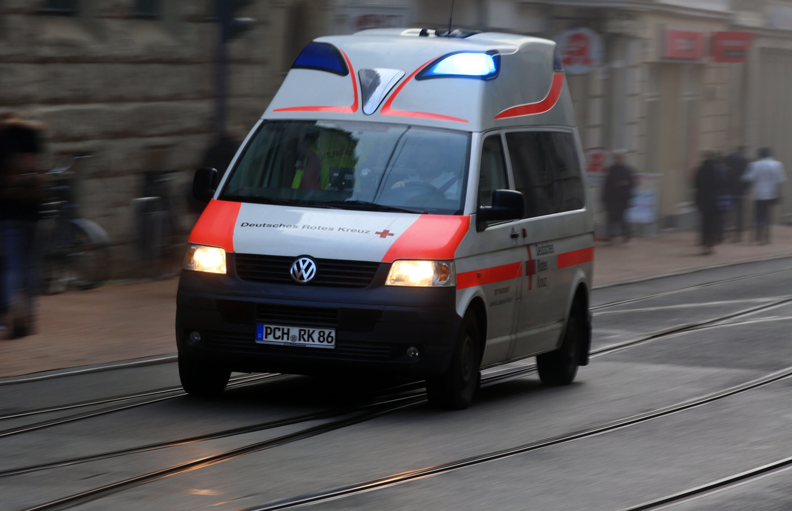 Ein Krankenwagen im Einsatz (Symbolbild)
