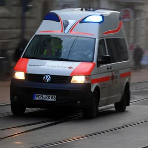 Ein Krankenwagen im Einsatz (Symbolbild)