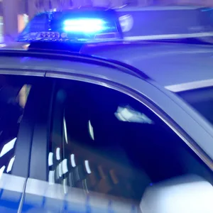 Polizeiwagen im Einsatz (Symbolbild).