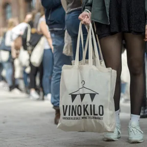 Menschen stehen Schlange für einen Vinokilo-Event