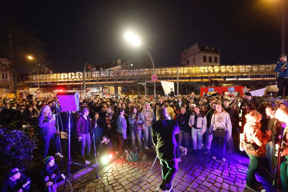 Musiker Diamando vor der Sternbrücke – und rund 500 Menschen hörten zu.