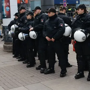 Die Polizei ist mit einem Großaufgebot am Hamburger Hauptbahnhof präsent.