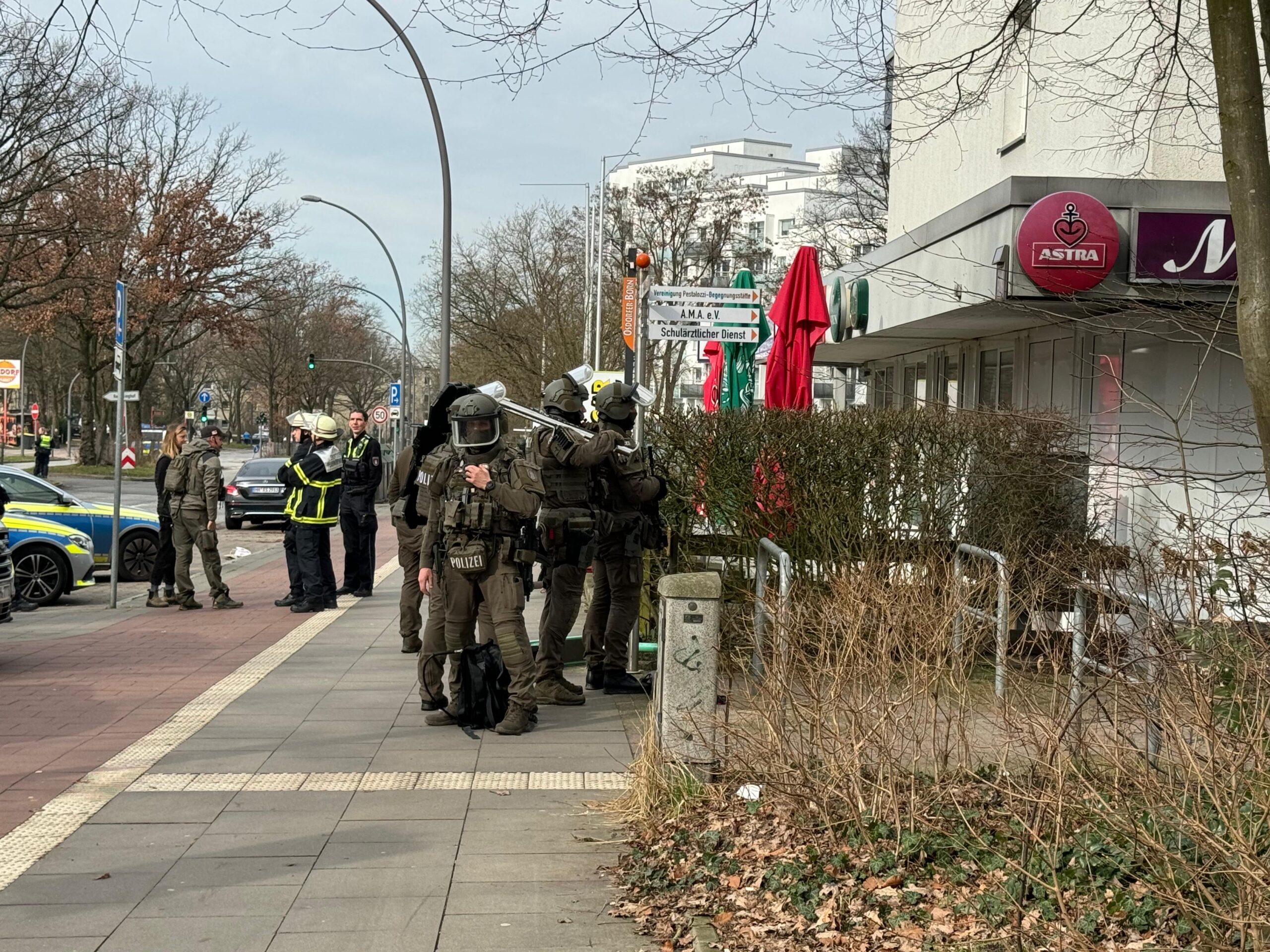 Großeinsatz in Osdorf – schwer bewaffnete Polizisten sperren Straßen ab