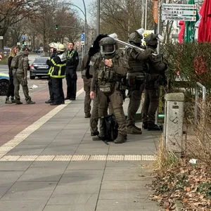 Großeinsatz in Osdorf – schwer bewaffnete Polizisten sperren Straßen ab