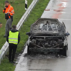 Flammen aus Motorraum – Feuerwehr löscht Fahreugbrand auf A7
