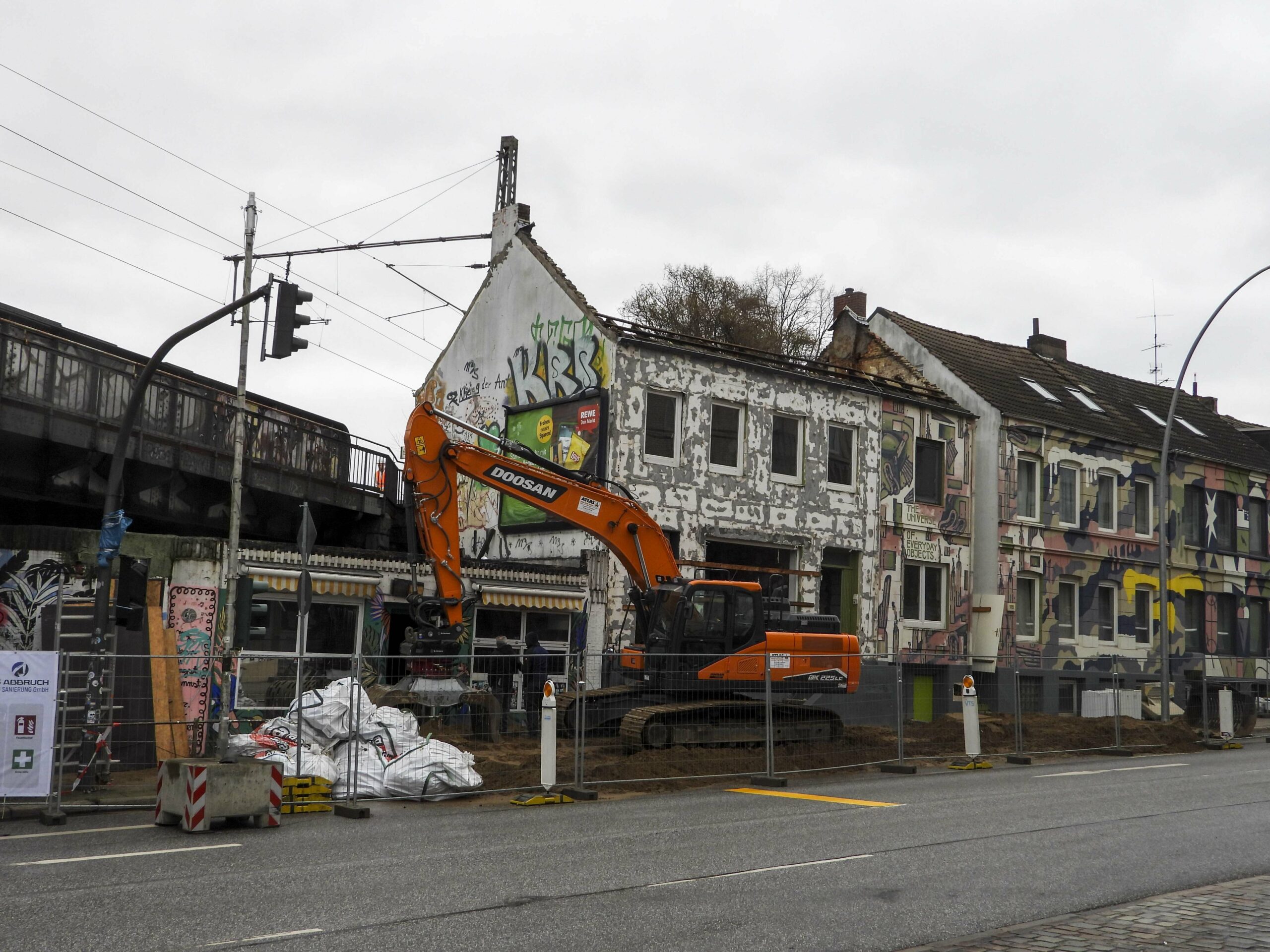Der Abriss der Gebäude rund um die Hamburger Sternbrücke hat am Samstag begonnen.