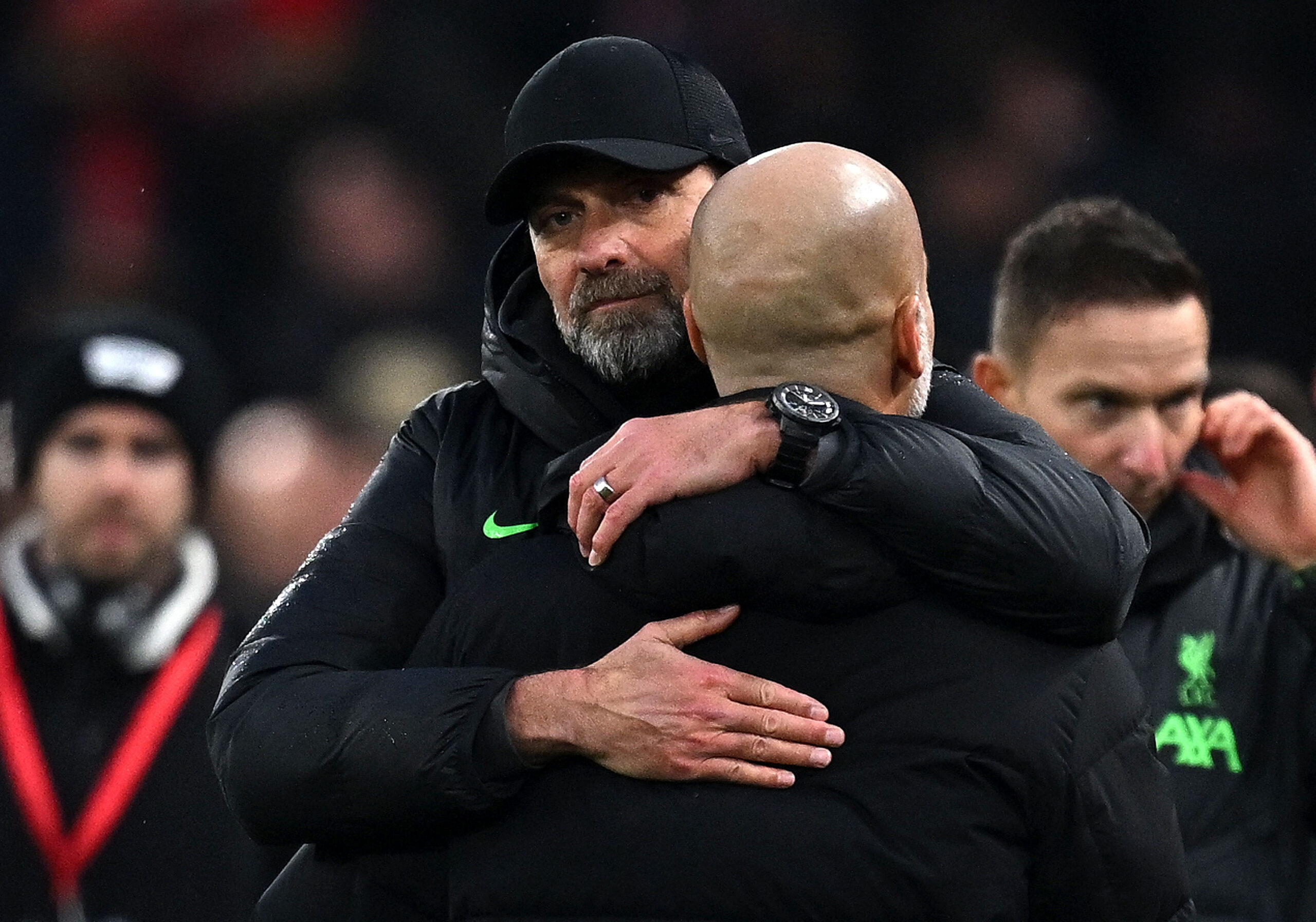 Liverpool-Coach Jürgen Klopp nimmt Manchester City-Trainer Pep Guardiola in den Arm.