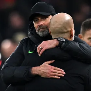 Liverpool-Coach Jürgen Klopp nimmt Manchester City-Trainer Pep Guardiola in den Arm.