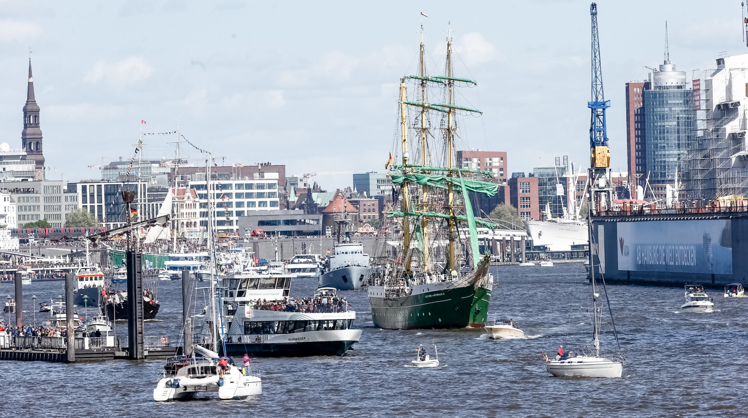 Die „Alexander von Humboldt II“ (r., grüne Segel) ist eines der Highlights beim Hamburger Hafengeburtstag 2024 (Archivbild von 2019).