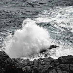 Im Norden der Faröer, auch Schafinseln genannt, krachen die Wellen mit Getöse auf den Strand.